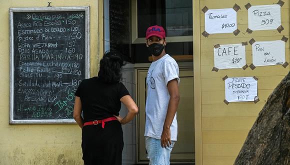 Bajo estrictas medidas reabrieron hace dos semanas los restaurantes y bares en 8 de las 15 provincias de Cuba, cerrados desde enero por el coronavirus. (Foto: YAMIL LAGE / AFP)