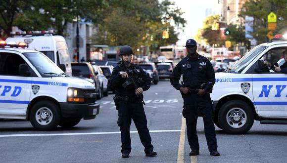 Imagen referencial. Agentes de policía aseguran un área luego de un incidente en Nueva York (Estados Unidos), el 31 de octubre de 2017. (Don EMMERT / AFP).