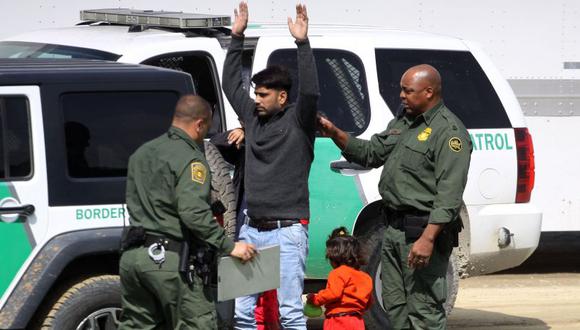 Estas personas fueron capturadas por las autoridades estadounidenses cuando cruzaron el país desde México. (Foto: EFE).