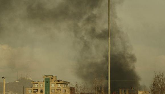 Imagen referencial del humo elevándose durante un acto en Kabul, Afganistán. (STR / AFP).