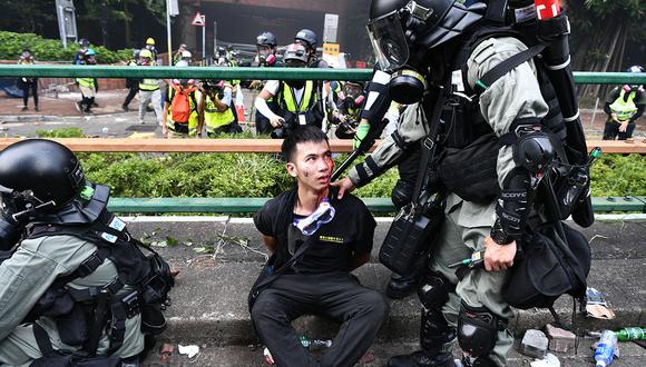 Los manifestantes son detenidos por la policía cerca de la Universidad Politécnica de Hong Kong. (Foto: AFP)