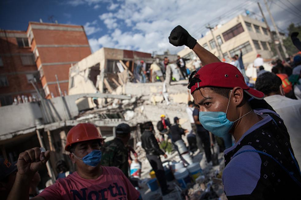 El puño del silencio es la señal previa para encontrar sobrevivientes tras terremoto en México. (Gettyimages)