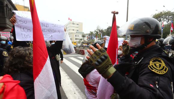 Manifestantes pretendieron estirar una bandera del Perú en esta vía, pero no fue permitido porque bloqueaba la avenida Abancay Foto: Hugo Curotto / @photo.gec