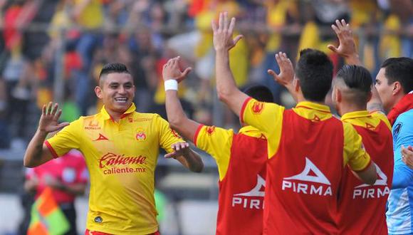 Raúl Ruidíaz se retiró lesionado del compromiso que disputan Morelia y Tijuana por los cuartos de final de la Liga MX. (AFP)