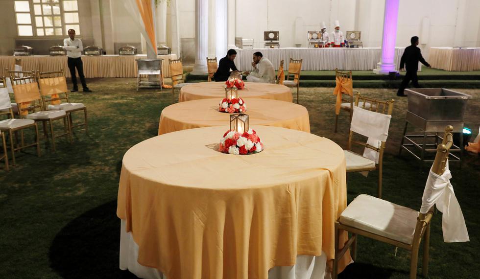 Escasa cantidad de invitados durante una boda en la India. El coronavirus impide que los invitados lleguen a la cita. (Foto: Reuters)