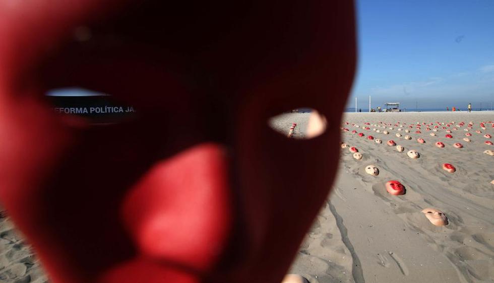 Unas 595 máscaras rojas fueron presentadas para exigir la renuncia del presidente de Brasil Michel Temer (Efe).
