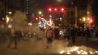 Se agravan los enfrentamientos entre manifestantes y la Policía en el centro de Lima al caer la noche 