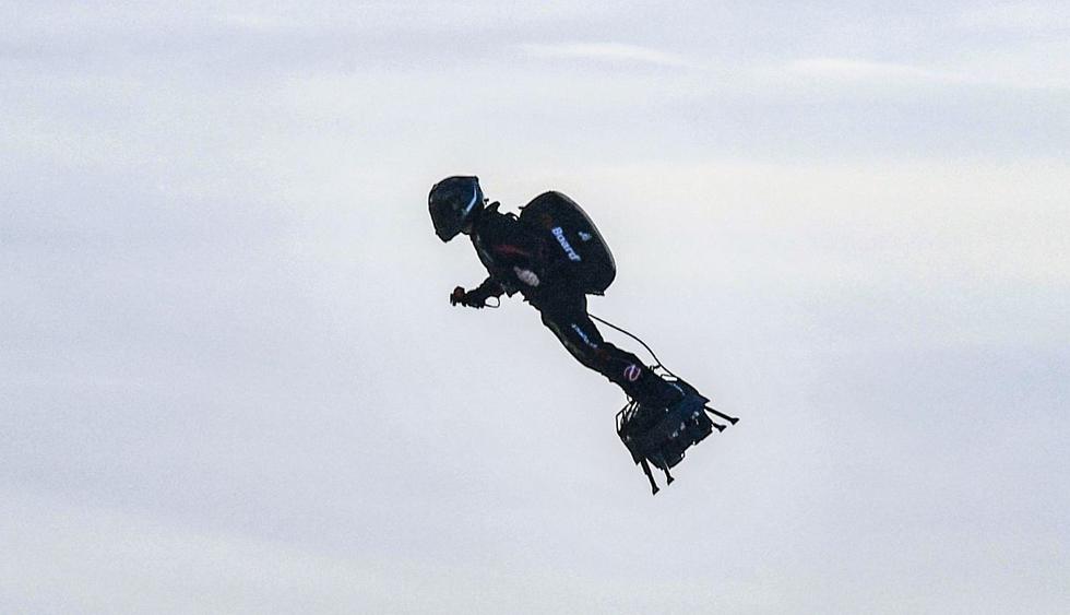 El "hombre volador" se para en su "flyboard", artefacto con el que tardó seis meses preparándose para cumplir este desafío. (Foto: AFP)