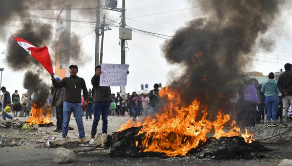 Manifestantes toman la carretera Panamericana en el Cono Norte de Arequipa tras el anuncio de la nueva presidenta peruana Dina Boluarte de su intención de presentar un proyecto de ley al parlamento para adelantar las elecciones generales previstas de abril de 2026 a abril de 2024 en Arequipa, Perú, el 12 de diciembre de 2022.  (Foto de Diego Ramos / AFP)