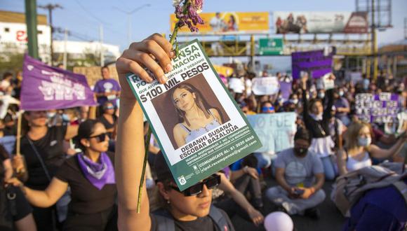 Personas participan en la marcha de mujeres exigiendo justicia para Debanhi Escobar, quien desapareció el 9 de abril y fue encontrada muerta ayer en el tanque de agua del motel Nueva Castilla, en Monterrey, estado de Nuevo León, el 22 de abril de 2022. (Foto de Julio Cesar AGUILAR / AFP)