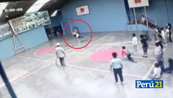 Niño sufre caída y golpe en colegio. (Foto: Captura de video Perú21).