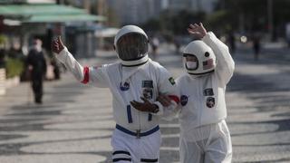 Pareja de adultos mayores viste como astronauta para pasear seguros en Río de Janeiro [FOTOS]