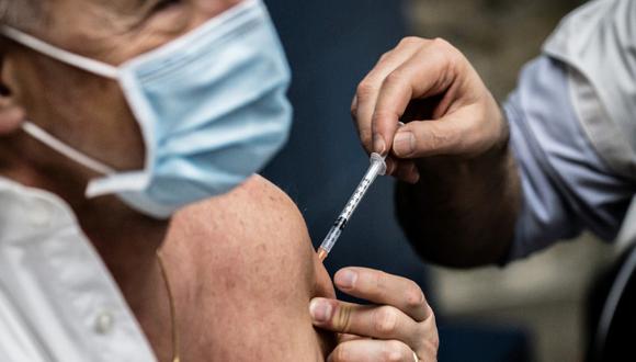 Foto referencial. Un médico administra una dosis de la vacuna Pfizer-BioNtech Covid-19 a un miembro del directorio "Hospices Civils de Lyon, en Francia. (JEFF PACHOUD / AFP)