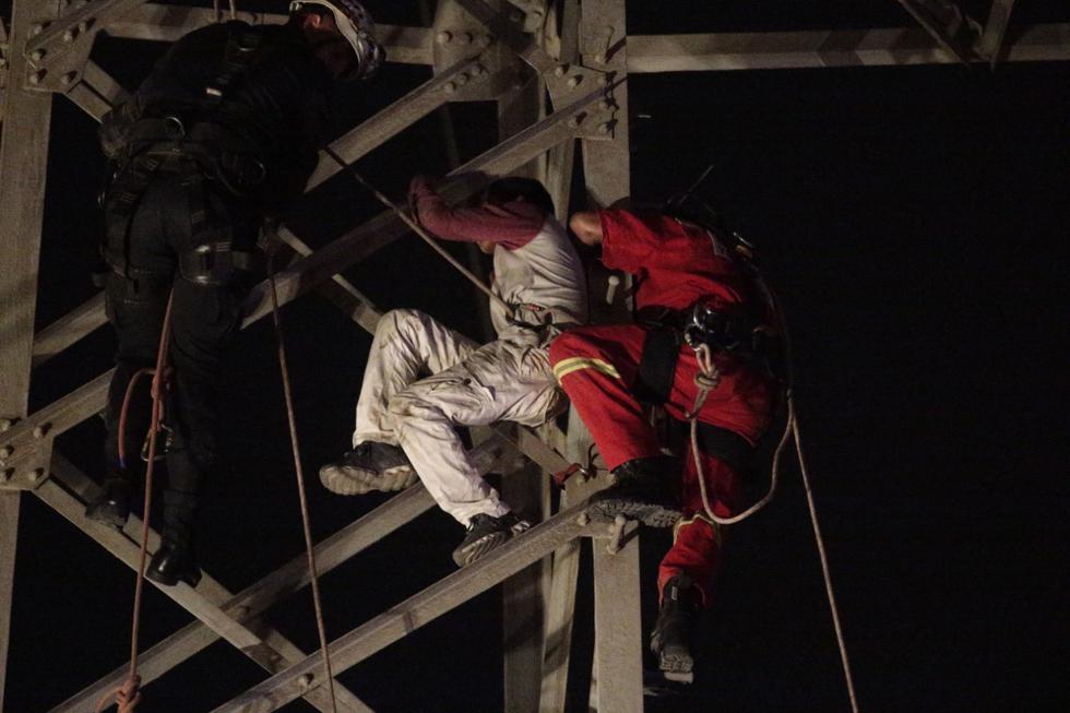 Joven que intentó lanzarse desde una torre de alta tensión fue rescatado. (Kelvin García/GEC)