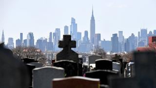 Contratan a trabajadores para enterrar a muertos en medio de la crisis por el coronavirus en la ciudad de Nueva York  