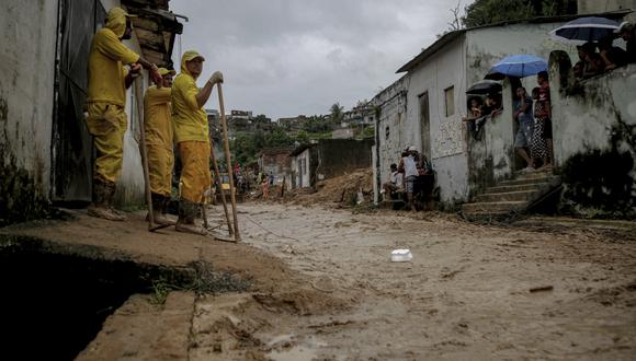 Trabajadores del Ayuntamiento de Recife retiran lodo un día después de un deslizamiento de tierra en la comunidad Jardim Monte Verde, barrio de Ibura, en Recife, estado de Pernambuco, Brasil, el 29 de mayo de 2022.  (Foto de Brenda ALCANTARA / AFP)