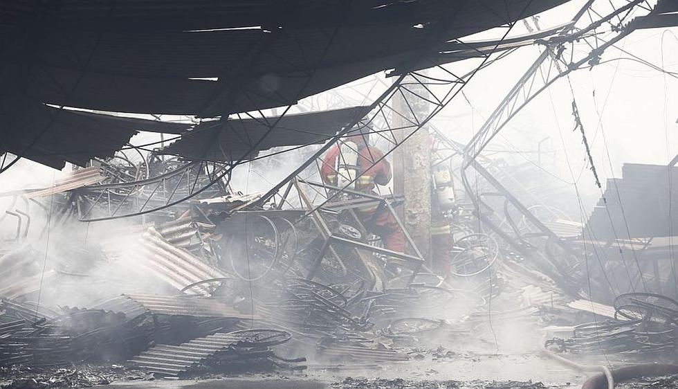 Incendio se registró en un almacén de San Luis. (Renzo Salazar/Perú21)