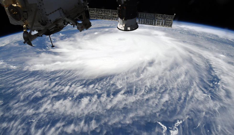 Fotografía divulgada esta madrugada por el astronauta de la NASA Chris Cassidy en donde se aprecia el ojo del huracán Laura visto desde la Estación Espacial Internacional. (Foto: EFE/ Chris Cassidy / Nasa).