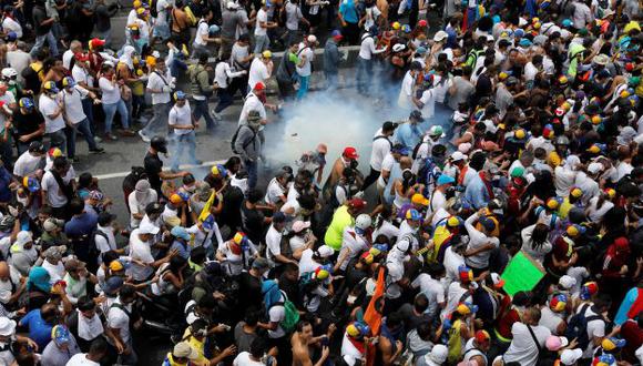 Suben a 42 el número de víctimas en las protestas antichavistas (Univision).