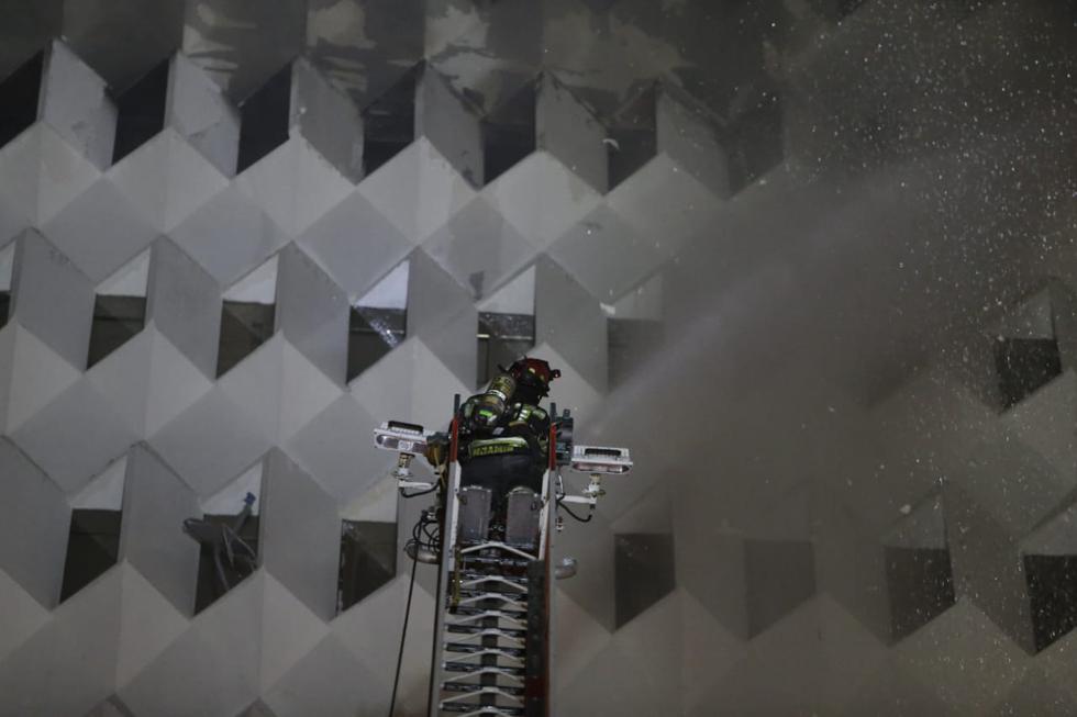 Más de 15 unidades de bomberos se encuentran tratando de sofocar un incendio en la Dirincri. (Jorge Cerdan/@photo.gec)