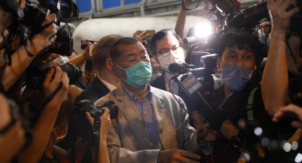 El magnate de los medios de Hong Kong y fundador de Apple Daily, Jimmy Lai (centro) está rodeado de miembros de los medios de comunicación cuando sale de una comisaría de policía tras ser liberado bajo fianza. (EFE/EPA/JEROME FAVRE).