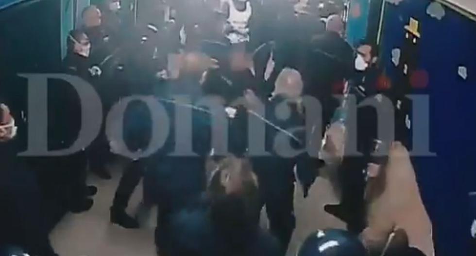 Los detenidos en Italia intentan protegerse de los guardias que les propinan golpes en la cabeza y patadas. Algunos se caen, gatean, gritan de dolor. Entre los reclusos hay uno en silla de ruedas. (Captura de video).