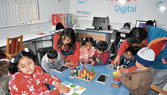 Experiencia en Cusco. Menores con parálisis cerebral aprenden interactivamente en el aula digital. (MartínSánchez)