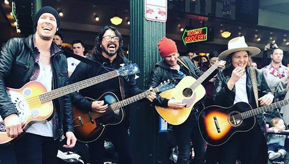 Dave Grohl interpretó “Let it be” de The Beatles en un mercado de la ciudad de Seattle. (Instagram)