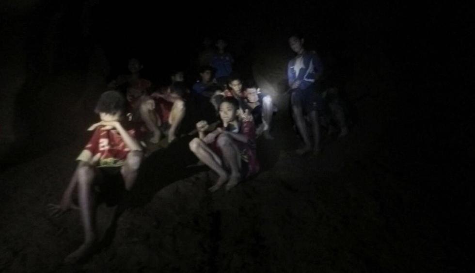 Doce niños y su entrenador de fútbol están atrapados en una cueva inundada desde hace 13 días. (Foto: EFE)
