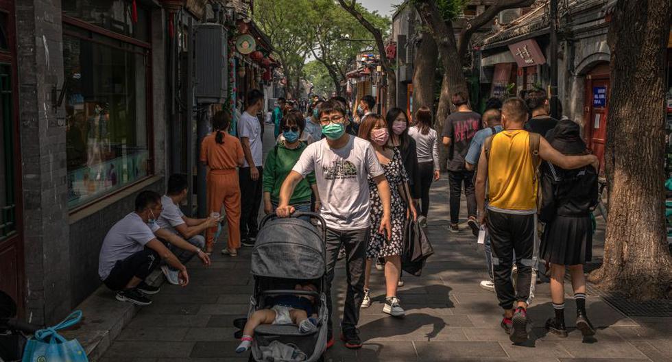 Imagen referencial. Los turistas con máscaras protectoras caminan en el callejón Nanluoguxiang, un famoso lugar turístico en el barrio de Hutong, en Beijing (China). (EFE/EPA/ROMAN PILIPEY).