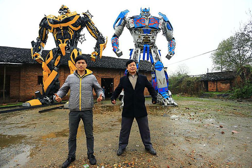 Padre e hijo construyen esculturas de ‘Transformers’ con chatarra en China. (shanghaiist / Sina)