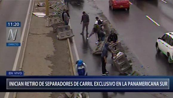 Trabajadores retiran separadores que formaban el carril exclusivo implementado para Lima 2019. (Captura: Canal N)