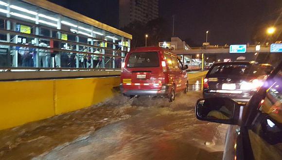 Vía Expresa se inunda por aniego. (Dayhanna Chávez/Twitter)