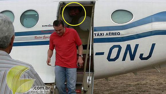 Aunque lo negó, foto muestra a Lupi bajando de avión alquilado por ONG. (Grajaudefato.com.br)