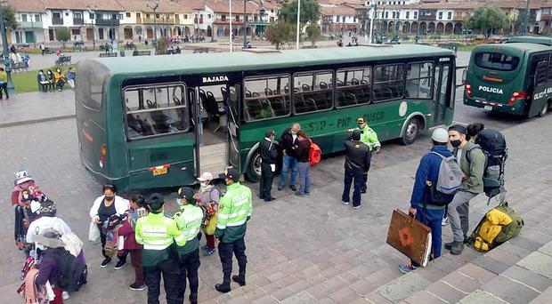 Efectivos policiales resguardan a los turistas para velar por su seguridad durante el paro de 48 horas en Cusco, (Foto Diario Correo)