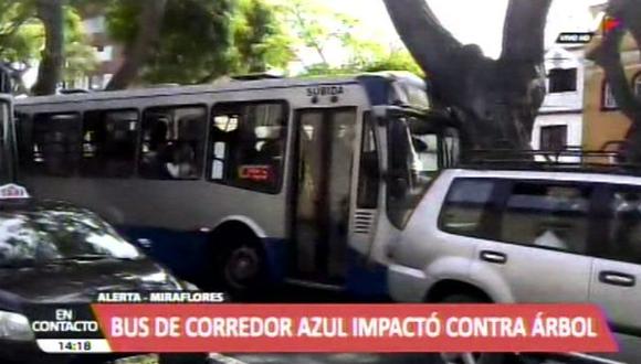 Bus chocó contra árbol. (Foto: Captura de video / ATV+)