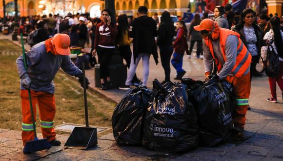 Los trabajadores de limpieza tuvieron una ardua labor en la plaza de Armas. (Municipalidad de Lima)