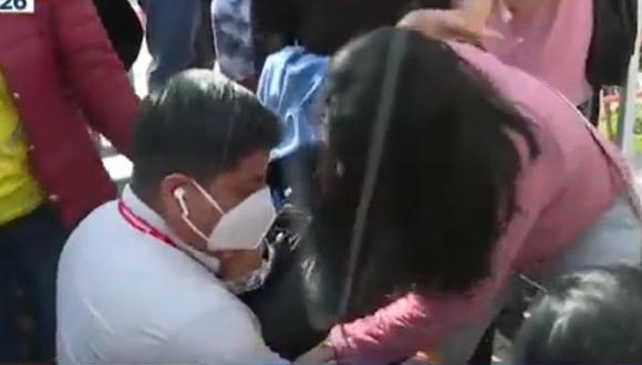 Madre de familia sufrió un desmayo en los exteriores del colegio Trilce Los Olivos tras amenaza de tiroteo.  (Captura: Canal N)