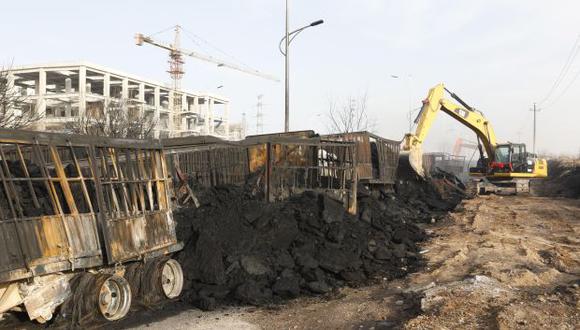 Vista de varios vehículos calcinados tras una explosión cerca de una planta química en Zhangjiakou. (Foto: EFE)