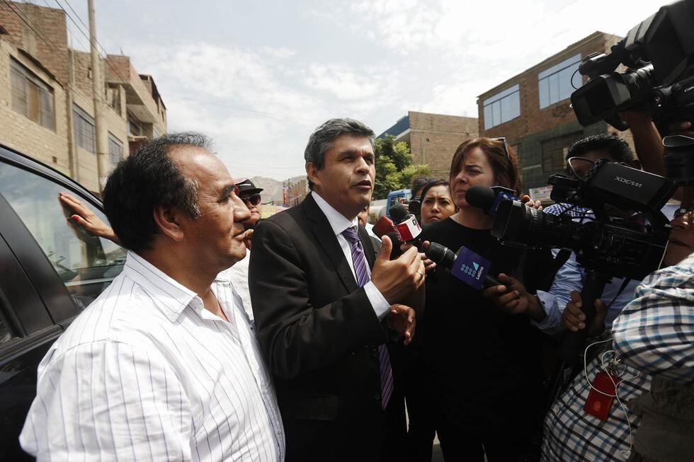 Simpatizantes festejan en el exterior del penal próxima excarcelación de Humala y Heredia. (Renzo Salazar/Perú21)