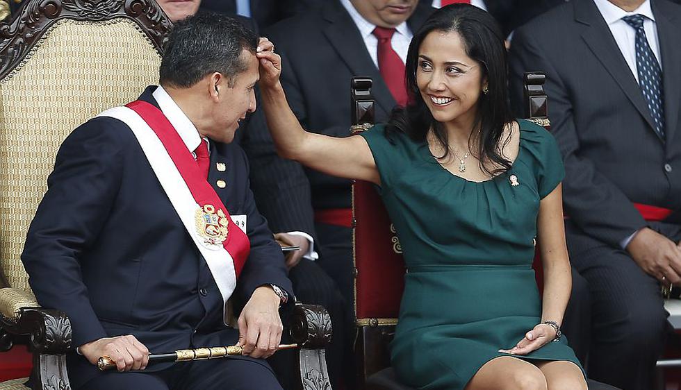El presidente Ollanta Humala y la primera dama Nadine Heredia se prodigaron caricias desde el palco donde estaban las autoridades durante el tradicional desfile. (Luis Gonzales)