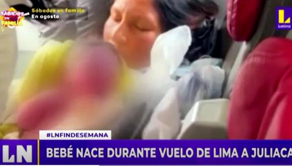 Una mujer dio a luz durante un vuelo entre las ciudades de Lima y Juliaca. En el avión viajaban varios médicos que no dudaron en ayudarla | Captura: Latina
