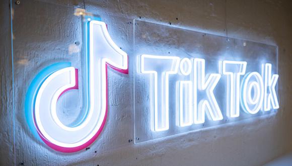 El logotipo del servicio de redes sociales centrado en videos TikTok, en la oficina de TikTok UK, en Londres. (Foto de Tolga Akmen / AFP)