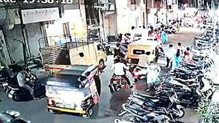 Agreden a motociclista porque no se cubrió el rostro al estornudar en las calles de India