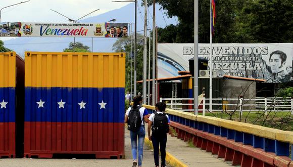 Estudiantes venezolanos cruzan a su país por el puente Francisco de Paula Santander luego de estudiar en los colegios del lado colombiano, este lunes, en Cúcuta (Colombia). (Foto: EFE/ Mario Caicedo)