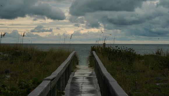 Las nubes se ciernen sobre una pasarela a St. Pete Beach antes del huracán Ian el 27 de septiembre de 2022 en St. Petersburg, Florida. (Foto de Bryan R. Smith / AFP)