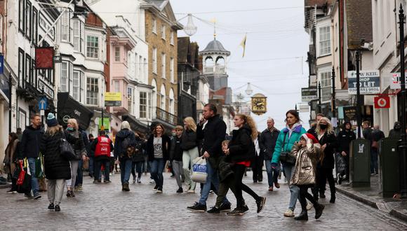 En Londres, hace una semana se estimaba que una persona de cada 20 ya tenía COVID-19, lo cual está afectando a muchos sectores económicos, debido al cierre de empresas y anulaciones en el transporte. (Foto: Adrian DENNIS / AFP)