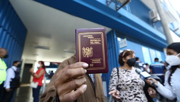 Migraciones informó de los seis puntos en Lima y Callao a los que pueden acudir las personas para tramitar su pasaporte si tiene que viajar dentro de 48 horas. Foto: Alessandro Currarino / @photo.gec