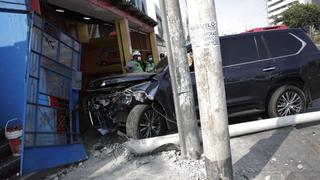 La Victoria: conductor de camioneta pierde control y se empotra contra sanguchería de Av. Nicolás Arriola
