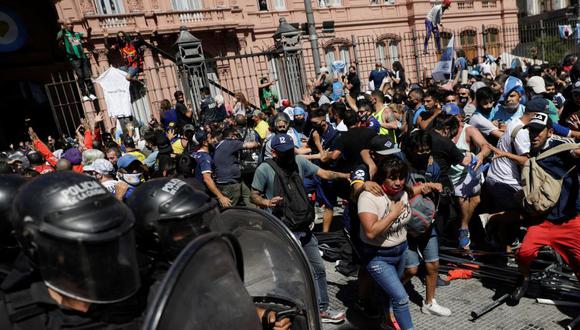 Fanáticos de Maradona y policías se enfrentan por ingreso a su velorio: Reportan heridos, detenidos y balas de goma. Foto: Reuters
